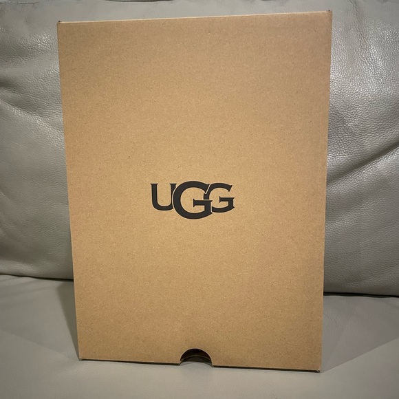 BNIB Authentic UGG Ultra Mini Black Size 8 Women’s - Picture 14 of 14